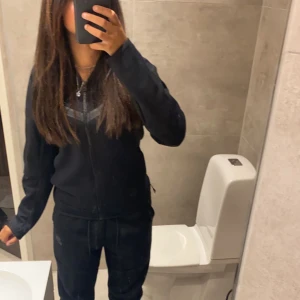 Svart Nike tech  - Säljer min svart Nike tech som är i barn modellen i stolen L så de blir som en Xs/s. Fint skick, nypris 950.