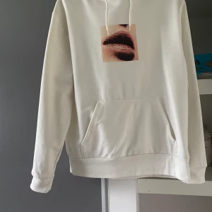 Hoodie  - Super fin hoodie som är sparsamt andvänd! Inga fläckar någonstans och inget nopprig! 