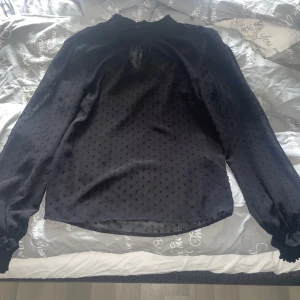 Genomskinlig blus - En svart genomskinlig blus i storlek 32. Bra skick ❤️