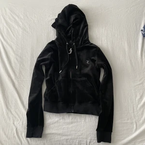 JUICY SET - Hej! Säljer mitt juicy set för 1100kr. Det är i mycket bra skick och knappt använt. Byxor i M och tröja i S.