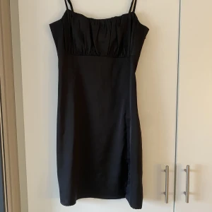 Satin klänning - Jättefin satinklänning, den har en liten slits, storlek S 💖