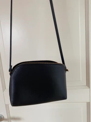 Väska - Säljer min axelbandsväska ifrån hm💗