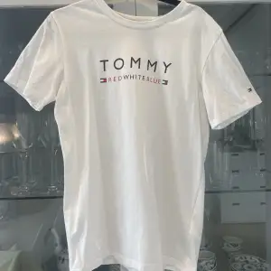Vit Tommy Hilfiger t-shirt med tryck, jätteskön o fin!🥰 Går även att köpa till ett par tillhörande mjukisshort som jag också säljer💙