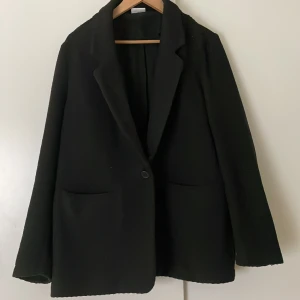 Svart kavaj - Snygg stilren svart kavaj från vero Moda. Fint skick, använd ca 2 gånger