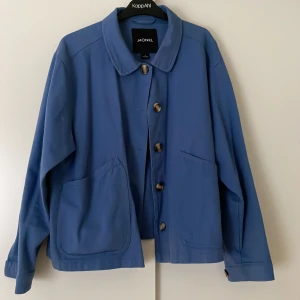 Blå jeansjacka - Jeansjacka från Monki. I fint skick, använd fåtal gånger