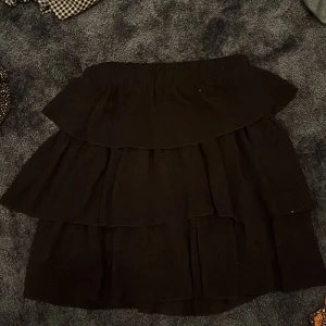 Svart volangkjol - Svart volangkjol😍riktigt snygga med strumpbyxor🙌🏽