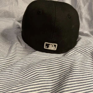 New era keps - Säljer denna keps för att den är för liten för mig. Den är använd men fortfarande i bra skick, endast lite smutsig men det försvinner om man tvättar den. Bara att skriva om du har frågor👍
