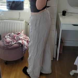 Beiga linnebyxor - Superfina beigea linnebyxor. Superfint under sommaren🌸. Nyskick, aldrig kommit till användning. De är i storlek L men passar mig som är S/M. Knyte i midjan viket gör att de passar S/M/L, beroende på hur man vill att dem ska sitta. 🌸🩷💗
