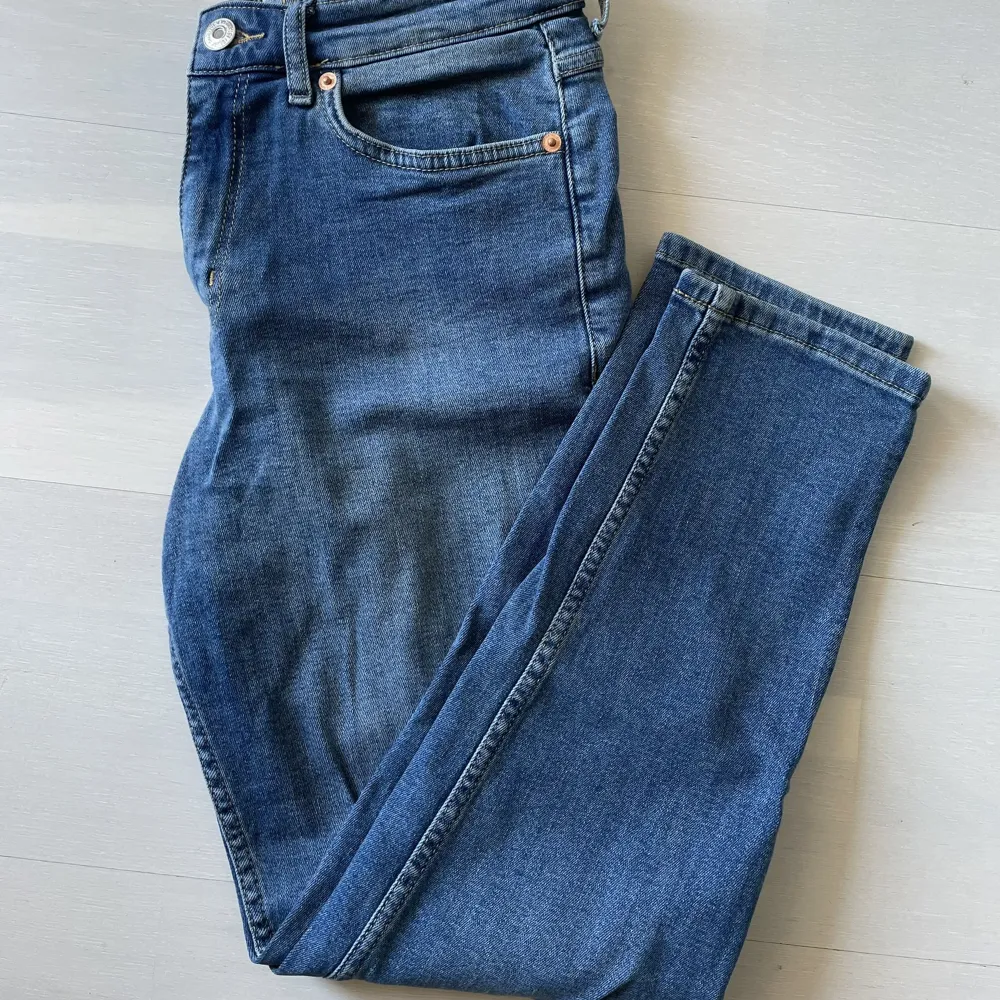 Supersnygga mom jeans från mango , har haft flera olika färger för de sitter så snyggt! Dessvärre har dessa i storlek 36 blivit för små , använda Max 2 gånger . Jeans & Byxor.