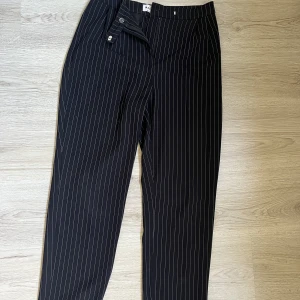 Randiga kosytymbyxor från NA-KD - Superfina kostymbyxor från NA-KD. Säljer pågrund av att dom blivit lite för små för mig. Hör av dig för fler bilder.  Så fina nu till sommaren 💘