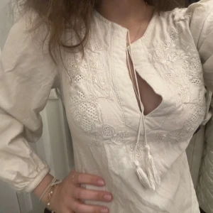 blus - Jättesöt blus med broderi på framsidan! superfin, figursydd, vringad💓defekt:litet hål på bröstet, skriv för bild!!