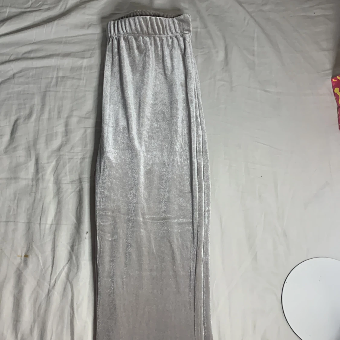 Grå sammetsbyxor. - 91