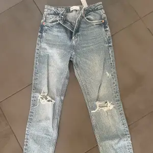 Superfina Högmidjade Jeans från zara i storlek 34, passar tyvärr inte längre. Nypris 399 säljer för 200