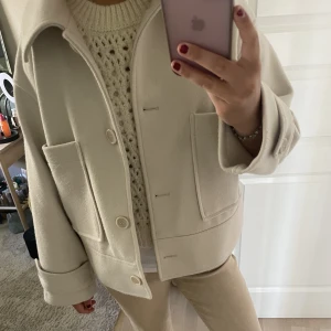 Kappa Kappahl  - Vit och fräsch kappa från Kappahl, typ aldrig använd 🌞Storlek S