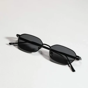 Solglasögon - Säljer dessa då de inte passar mig 🤍 helt oanvända