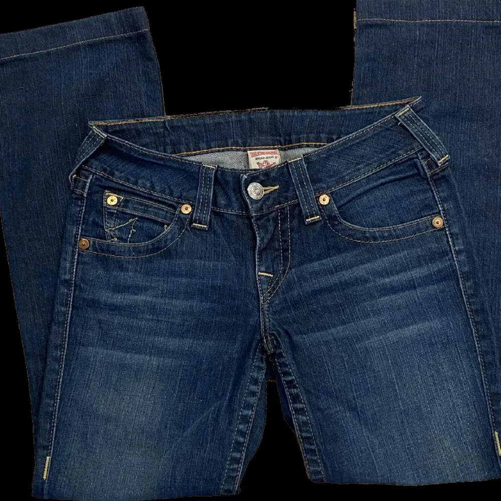Säljer dessa vintage true religion bootcut jeans som är svåra att få tag på. De är för stora för mig. De är lågmidjade och W28. Längden är perfekt på mig som är 166 cm. Om du har en samma med mått W25-26/L30 kan vi byta! Budgivning vid mkt intresse . Jeans & Byxor.