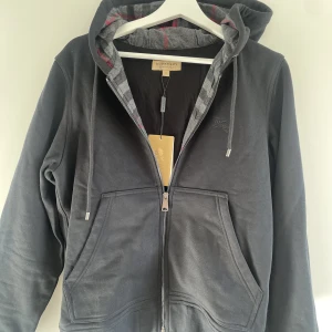 Burberry hoodie - Säljer nu min burberry hoodie med dragkedja som alltid varit liten på mig. Har endast använt den 2 gånger. 