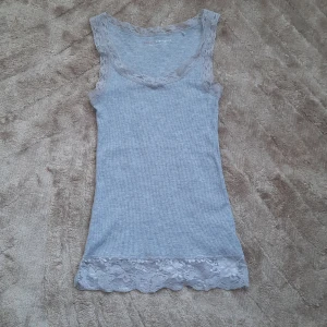 Grått ribbat linne från esprit med spetskant - Grått ribbstickat linne från esprit med spetskant storlek xs men passar s och m då det är töjbart⁷