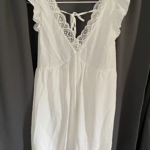 Vit sommarklänning  - Vit sommarklänning, använd 1 gång i storlek 36