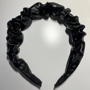 Diadem  - Ett jätte fint diadem från Glitter✨  Har aldrig använt det bara provat. Köpt för 150kr!