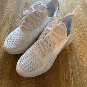 Nike skor  - NIKE air 270s Använd 3 gånger annars  ny  Storlek 37,5 Köpt för 1400kr PRISET SÄNKS EJ!