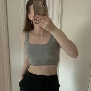 Grått linne  - Grått linne som tyvärr inte kommer till nån användning! Perfekt att ha nu till sommarn