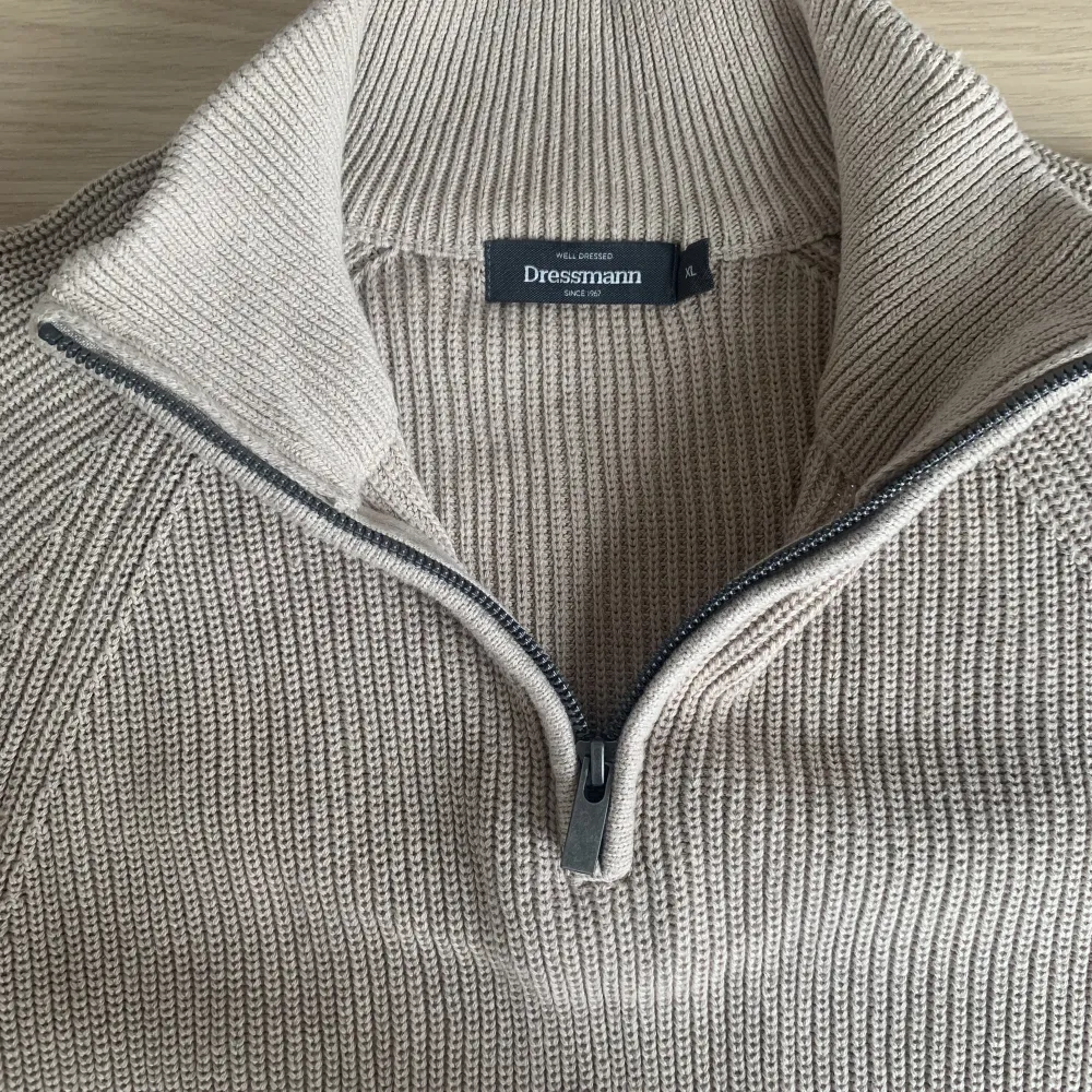 Stickad tröja från Dressmann (oanvänd) i XL. Stickat.