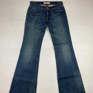 superfina lågmidjade bootcut jeans.💓 originalpris: 700kr 