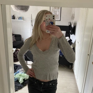 Grå tröja - säljer min söta grå v-tingade tröja från hunkydory, då den inte kommit till användning. använd fåtal gånger🍉🍓