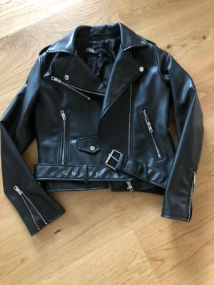 Zara jacka  - Skinnjacka från zara, bara använd fåtal gånger säljer pga för liten! Ny pris 700 men säljer för 300 
