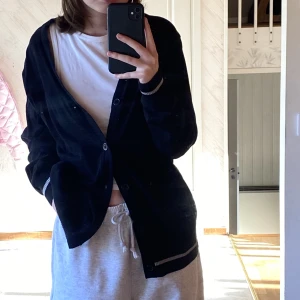 svart kofta - riktigt mysig kofta som är inköpt här på plick! står xl men borde nog passa allt från xs beroende på hur man vill att den ska sitta. jag är en s för referens :-) hojta till för frågor och funderingar!