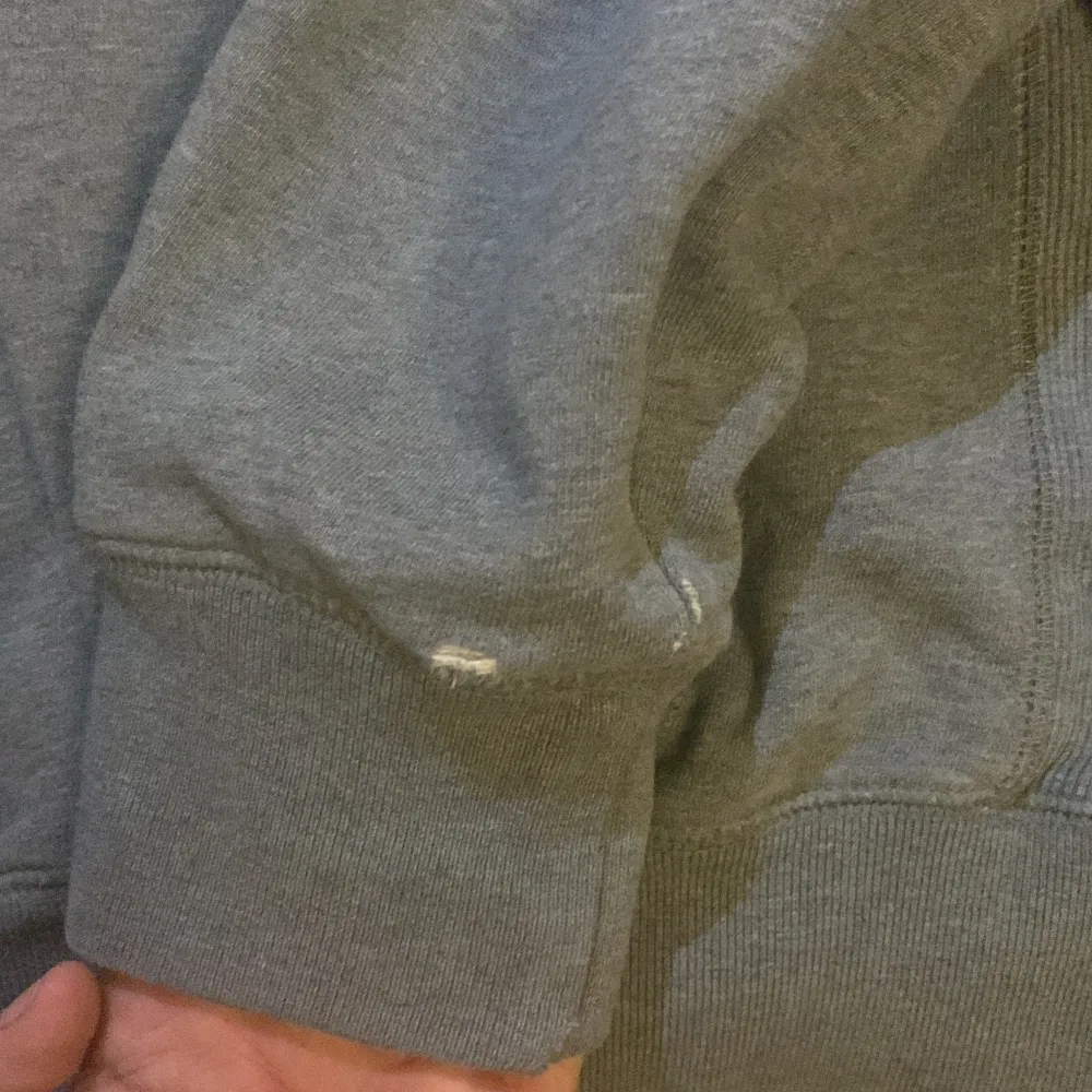 Bra kvalite, ett väldigt litet hål vid ärmen. Hoodies.