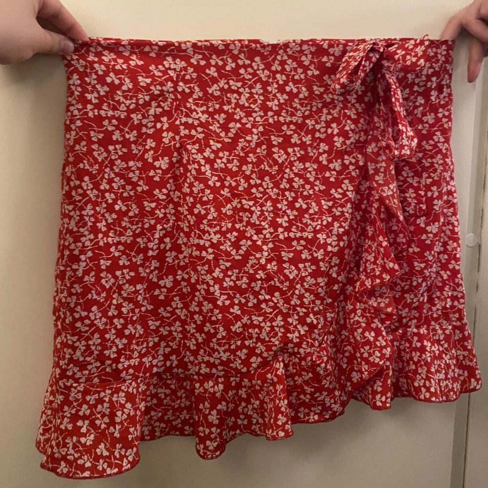Röd Kort röd blommig sommarkjol | Plick Second Hand