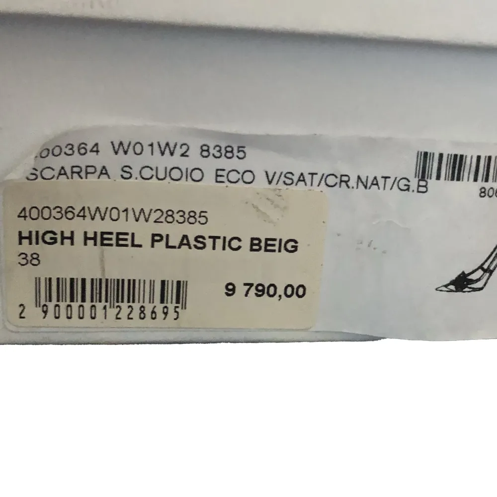 Balenciaga plastic beige heels  Strl: 38 (passar någon som vanligtvis har 37)  Skick: Använt skick. Ena skon har missfärgning på tån (se bild 1&2), Två stenar fattas, men inget som syns när man har på sig dem Skickar med skolåda och dust bag . Skor.