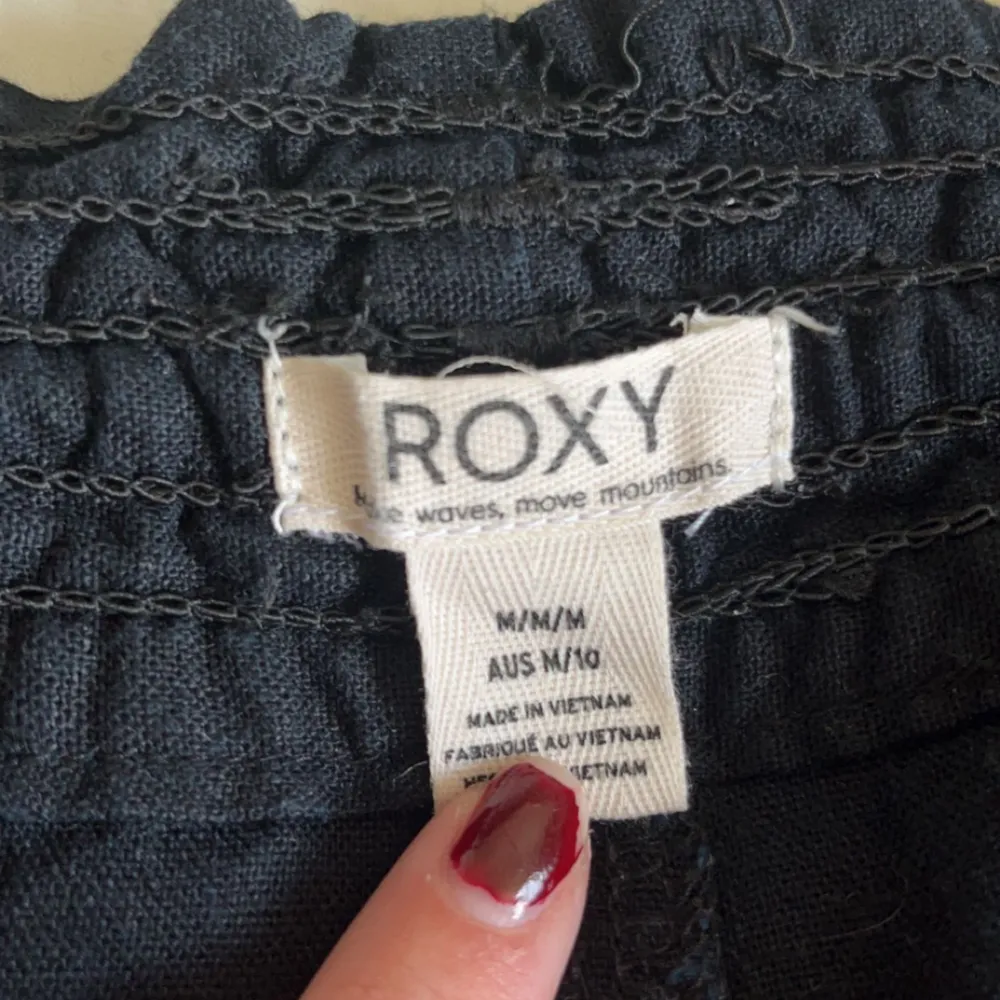 Snygga lågmidjade linnebyxor från roxy! Säljer för dom kommer inte till använding längre. Passar perfekt på mig som är 173 bara att dom är lite långa! Storleken är M. Jeans & Byxor.