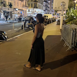 Klänning - Klänning med öppen rygg från Mango, köpt i Frankrike förra sommaren. Använd 1 gång!