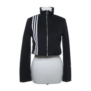 Adidas Jacka  - En tunn adidas jacka med dragkedja! Använd några gånger men är i mycket bra kvalitet! Storlek XS