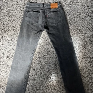 Levis 501 jeans mörkgrå  - Mörkgråa Levis 501 i toppenskick. Skriv privat för fler bilder osv.