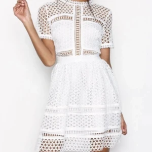 By Malina Emily dress, perfekt studentklänning - Säljer nu min knappt använda By Malina klänning i färgen vit. Endast använd 1 gång, i storlek M. Perfekt nu inför sommaren, student osv.  Hör gärna av er vid frågor eller intresse.❤️