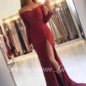 Balklänning från dressroom  - Säljer en balklänning från Dressroom Linné. Aldrig använd! Medföljer en tillhörande klädpåse med dragkedja. Klänningen är i storlek 36/S. Fin vinröd färg med glittrande stenar. 