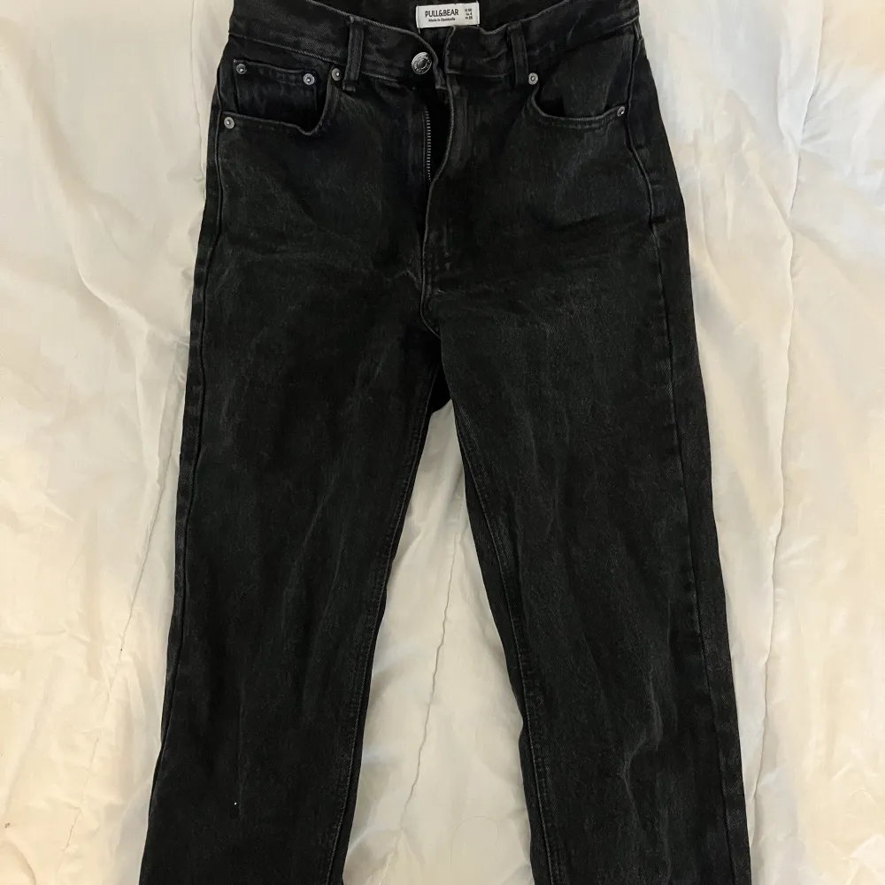 Svarta mom jeans i storlek 36 Pris kan diskuteras vid snabb affär . Jeans & Byxor.