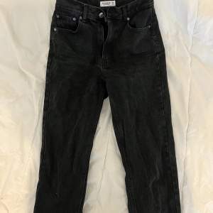 Svarta mom jeans i storlek 36 Pris kan diskuteras vid snabb affär 