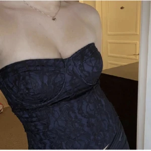 Lipsy topp - Säljer denna jättefina topp dom jag köpte här på Plick men som jag tyvärr måste sälja för att den var lite stor för mig. Lite nopprig men ingen som syns när man har på sig den! (Bilderna är tagna från tidigare ägaren)😅💕