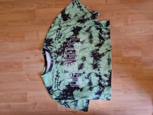 T-shirt  - T-shirt från shein. Den är croppad. Neon grönt flamm mönster. Jätyeskön kvalitet. Säljes pågeund av att den inte riktigt är min stil.