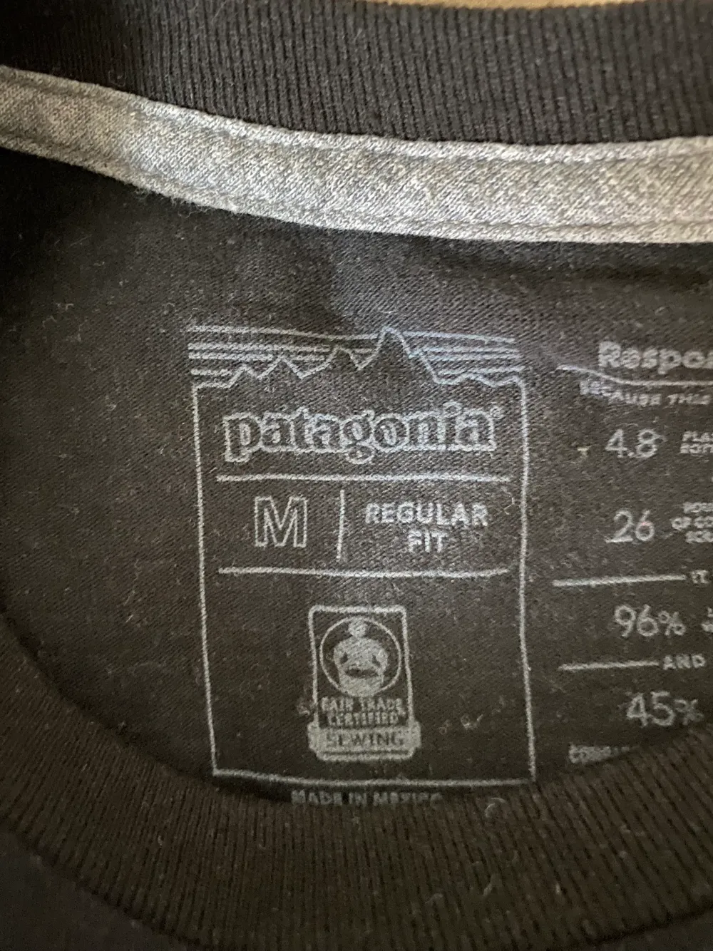 Säljer en svart patagonia tisha. Använd en gång så nyskick! Nypris ligger på 500 kr. Köparen står för frakt :) . T-shirts.