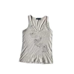 Ljusrosa linne - Säljer detta supersöta rosa linne från Åhléns! Bra skick, förutom några av paljetterna som låstnat (3st) skriv privat för frågor eller fler bilder!💓