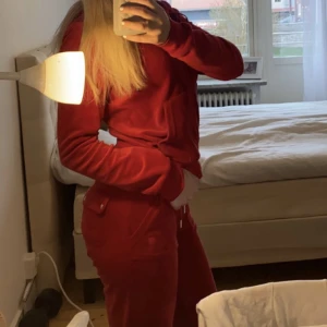 Juicy couture sett - Ett snyggt rött juicy couture set. Det har använts ungefär 3 gånger och säljer pågrund av att de inte kommer till användning. Det är väldigt skönt material på juicy set så det är väldigt bekvämt att gå runt i❣️för fler frågor så skriv gärna privat!!