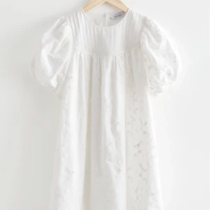 Klänning  - Säljer nu denna slutsålda other stories klänningen💕Köpt för 900 och endast använd en gång så mycket bra skick! Perfekt för student och skolavslutning