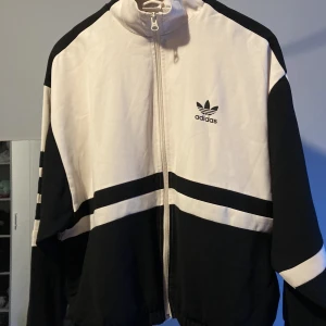 Adidas kofta - Kofta i storlek 40. Oversized 