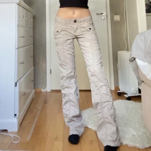 Lågmidjade cargobyxor - ASSNYGGA beigea lågmidjade cargobyxor från Esprit! Midja 76cm, innerben 84. Lånade bilder från tidigare ägare. De passar mig som är 170cm💕💕